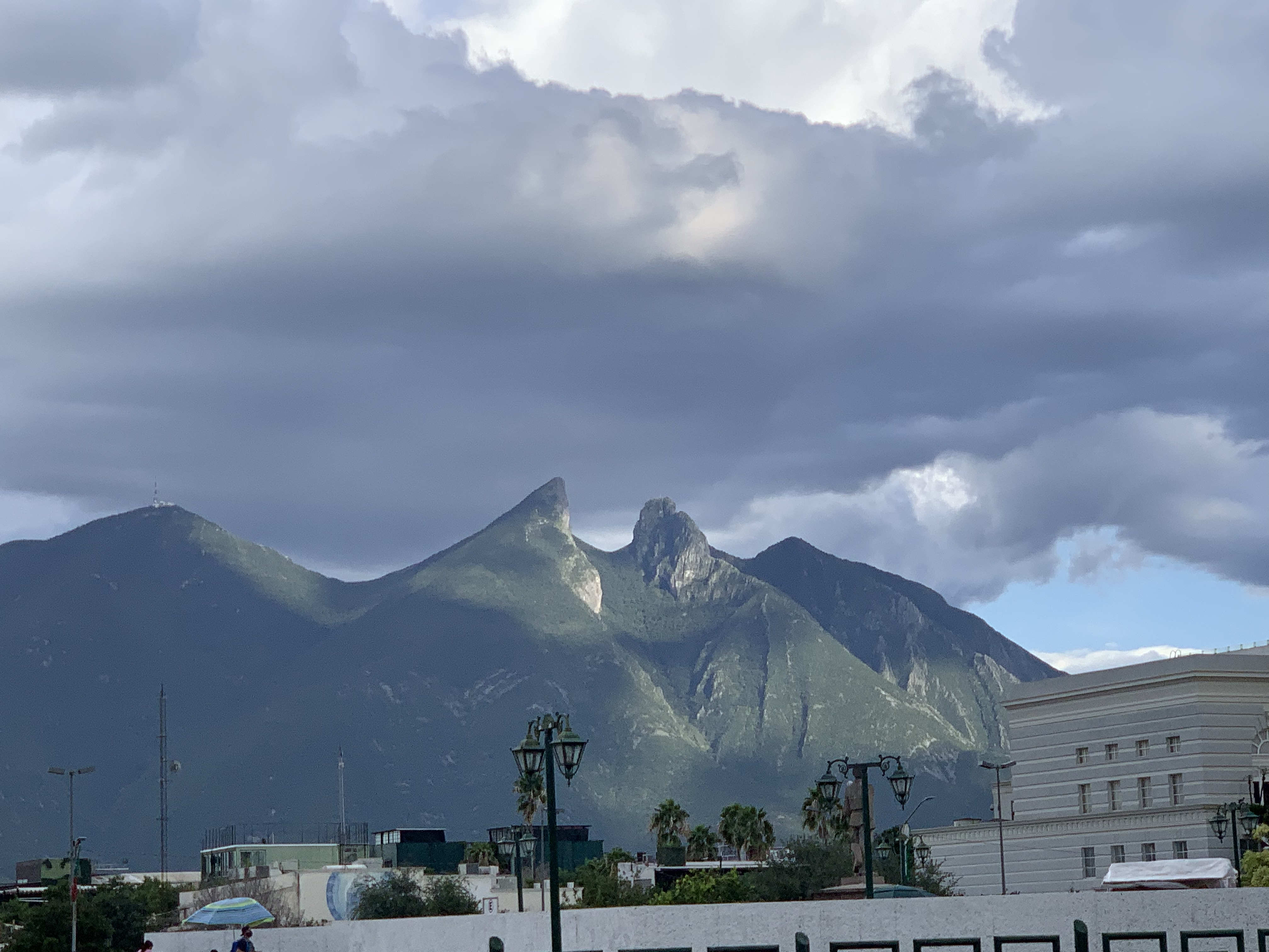 Cerro de la silla 我看一些人称它为椅子山,确实有点像……这座山在 Monterrey 大部分地方都看得到。
