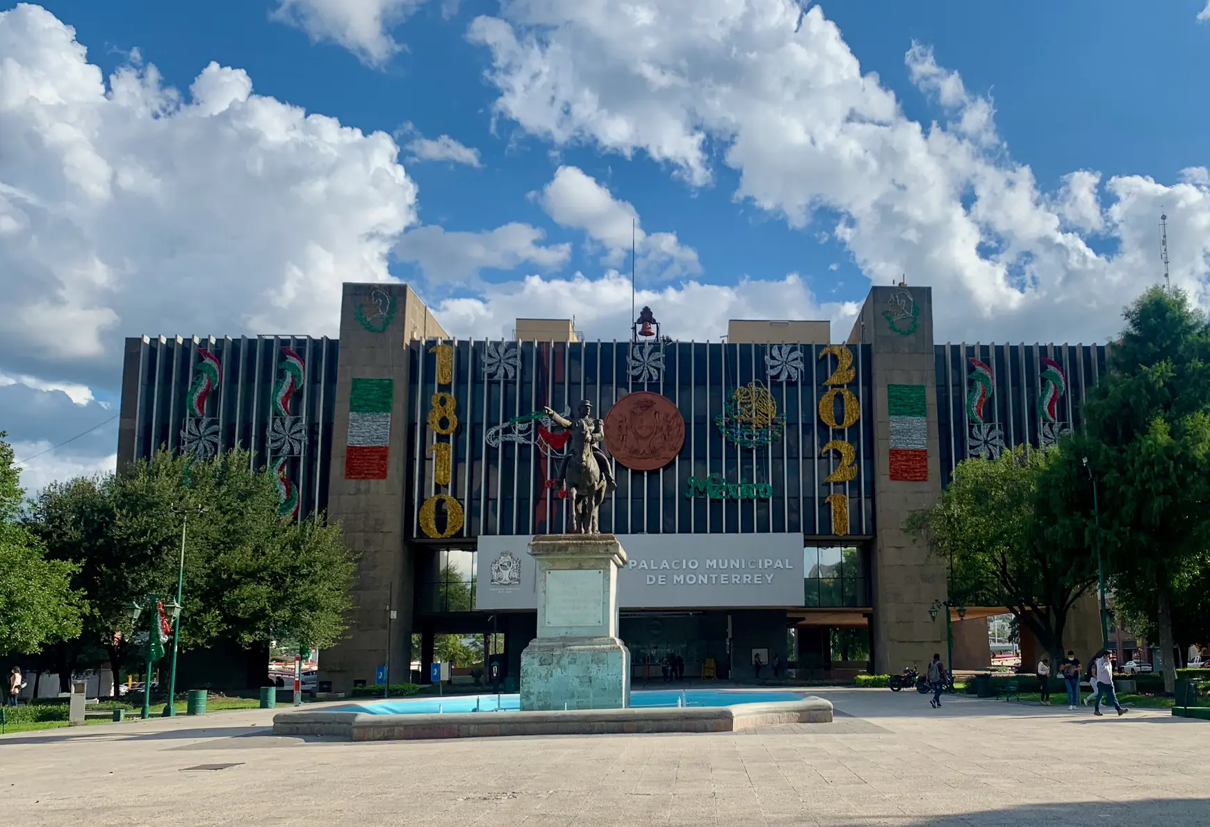 <p>Palacio de Cristal 这个就是 Monterrey 市的政府大楼了。</p>
