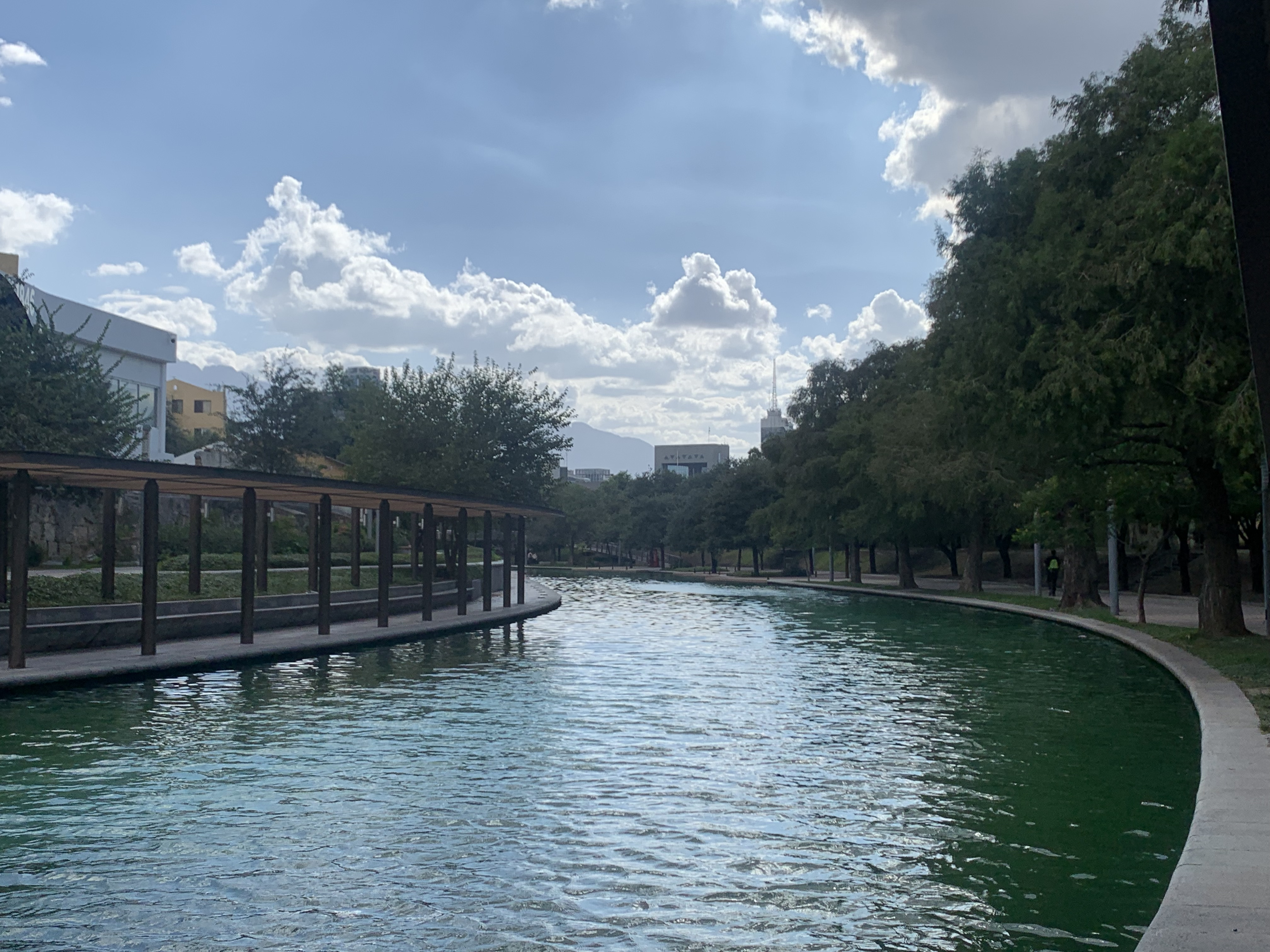 Santa Lucia riverwalk 和一条人造小河。