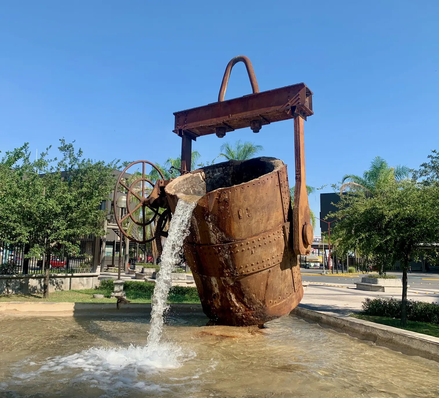 <p>入口处的小铁桶。</p>
