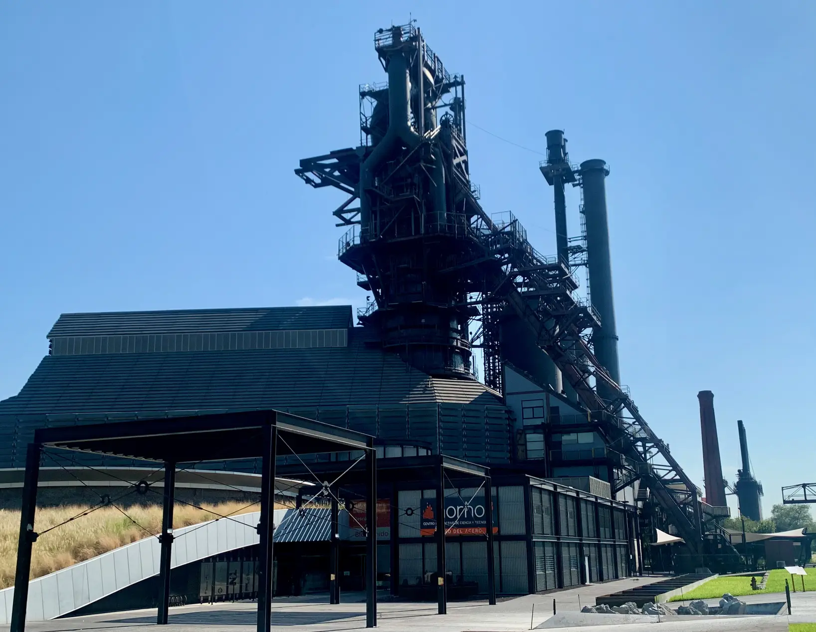 <p>第三号高炉（Horno 3 - 3rd Blast Furnace）。这里有官方提示游客在哪里拍照比较好看。</p>
