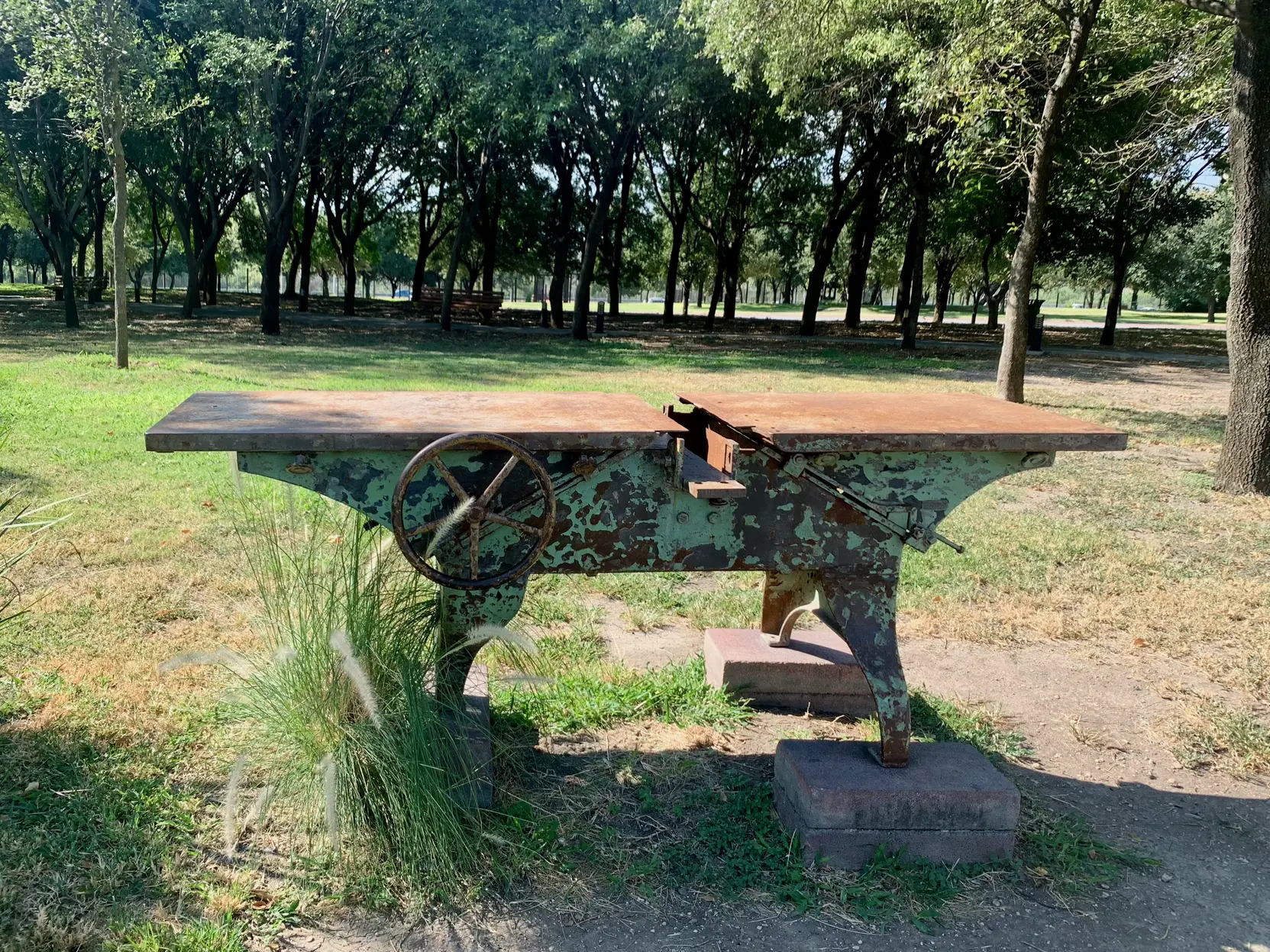 <p>随意摆放的机床</p>
