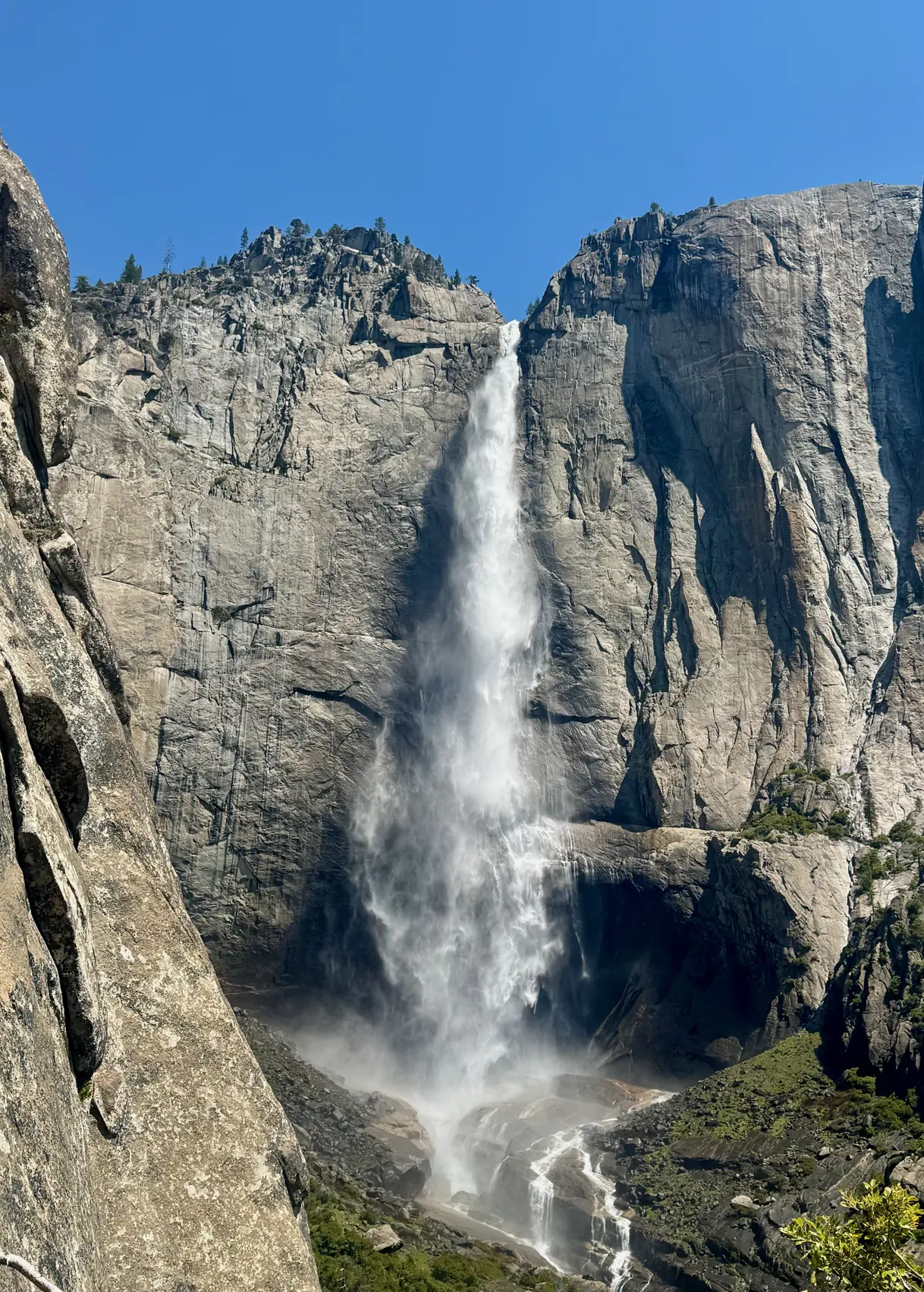 <p>Oh-My-Gosh Point 拍的 Upper Yosemite Fall，看着挺秀气的，但是感觉比 Lower Yosemite Fall 要大</p>
