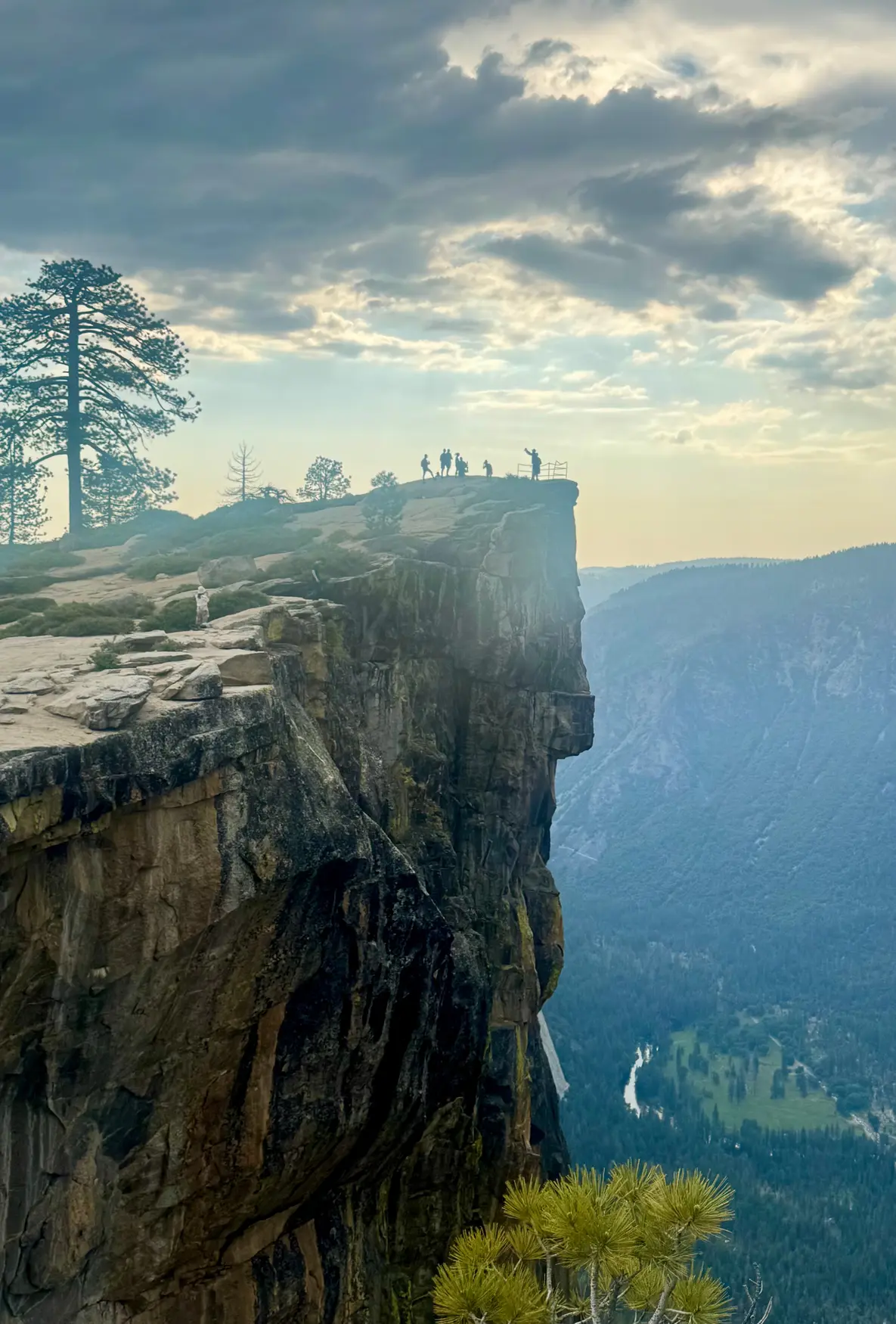 <p>Taft Point. 放大后可以看到，最高处被游客压弯的栏杆。过曝了救不回来了……</p>
