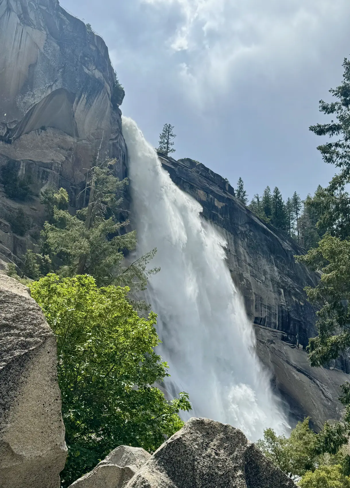 <p>Mist Trail 上看 Nevada Fall</p>
